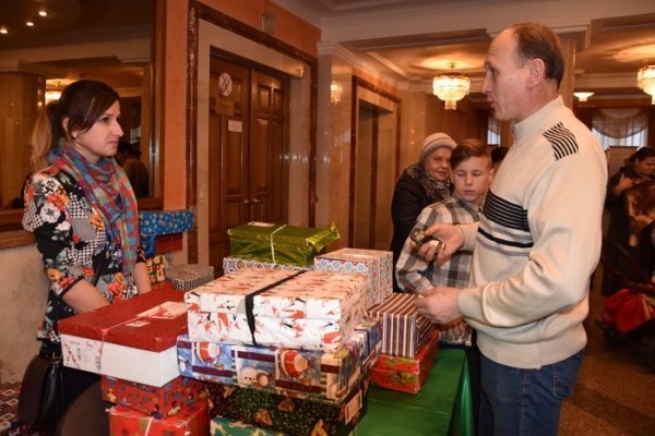 У Луцьку сім'ям, які опинились у скруті вручили подарунки