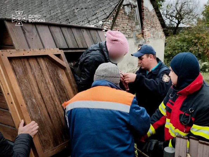 На Волині жінка впала у 12-метровий колодязь: допомогли рятувальники