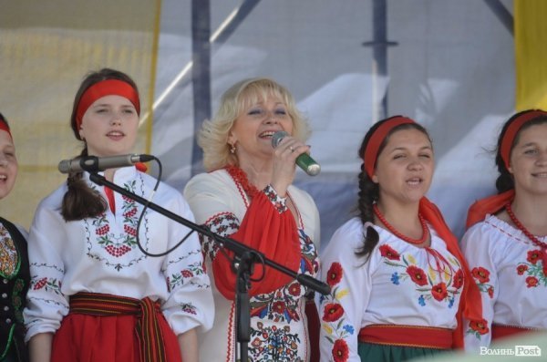 У Луцьку вже почали святкувати День Конституції. ФОТО