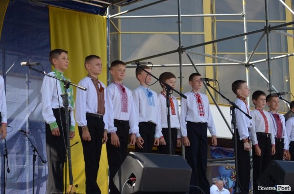 У Луцьку вже почали святкувати День Конституції. ФОТО