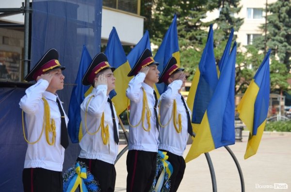 У Луцьку вже почали святкувати День Конституції. ФОТО