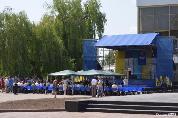 У Луцьку вже почали святкувати День Конституції. ФОТО