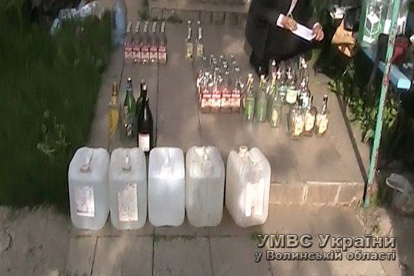 За тиждень волинські правоохоронці вилучили тонну фальсифікованого спирту. ФОТО