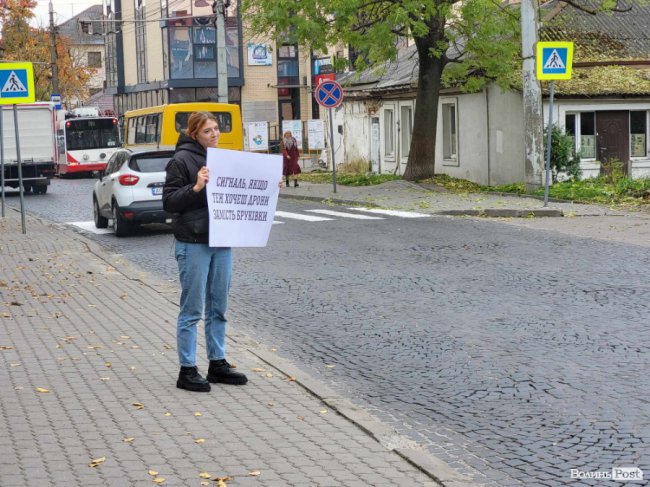 У Луцьку – мирна акція протесту «Спочатку дрони». ФОТО