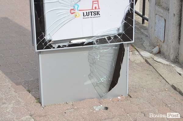 У Луцьку вдруге розбили туристичний пілон. ФОТО