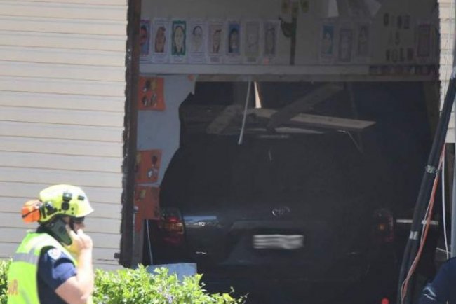 В Австралії авто протаранило школу, загинули діти