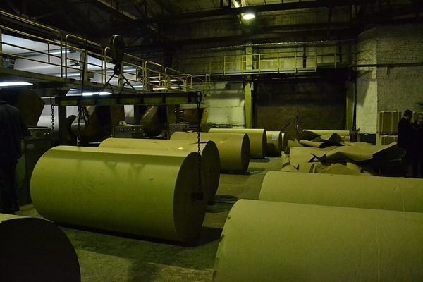 Луцьким школярам показали, як переробляють відходи та виробляють папір. ФОТО