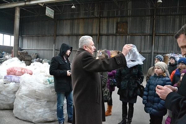 Луцьким школярам показали, як переробляють відходи та виробляють папір. ФОТО