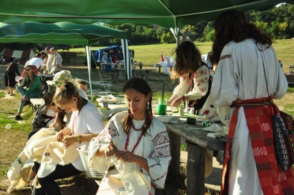 Лучанка влаштувала етно-показ одягу під Києвом. ФОТО. ВІДЕО
