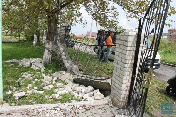 У Нововолинську легковик протаранив огорожу приватного будинку. ФОТО