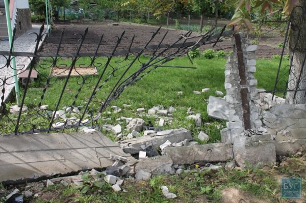 У Нововолинську легковик протаранив огорожу приватного будинку. ФОТО