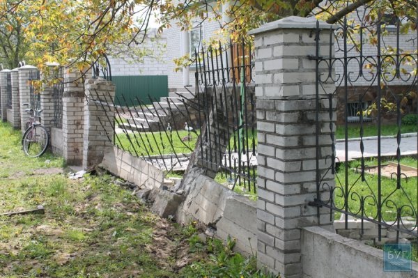 У Нововолинську легковик протаранив огорожу приватного будинку. ФОТО