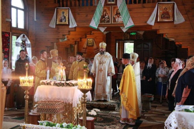 Владика Михаїл вперше відправив святкову службу у волинському селі. ФОТО