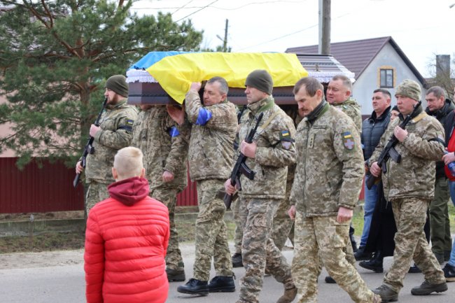 Волиняни навколішки прощалися з Героєм, який поліг на Херсонщині