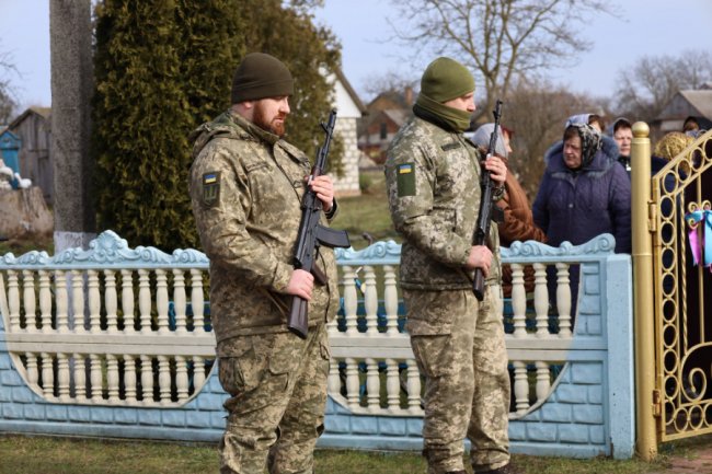 Волиняни навколішки прощалися з Героєм, який поліг на Херсонщині