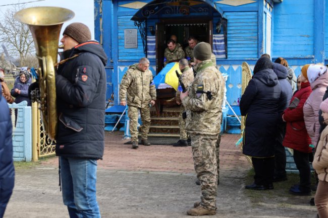 Волиняни навколішки прощалися з Героєм, який поліг на Херсонщині
