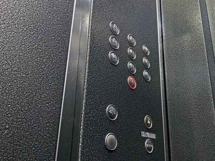 «Виклики є щодня»: скільки людей застрягали в ліфтах під час відключень світла у Луцьку