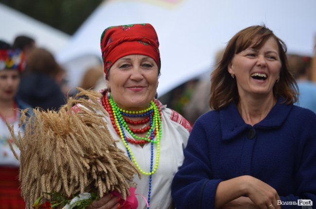 Урожай, частування та співи: у Луцьку святкують «Обжинки»