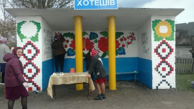 Мешканці волинського села власними зусиллями креативно розмалювали зупинку