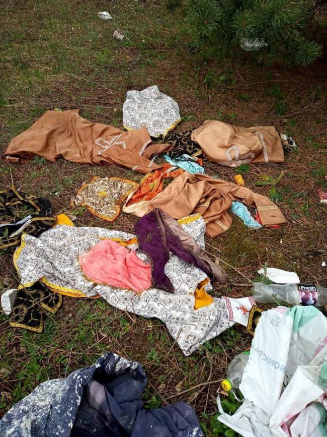 На Волині знайшли викинуте церковне вбрання. ФОТО