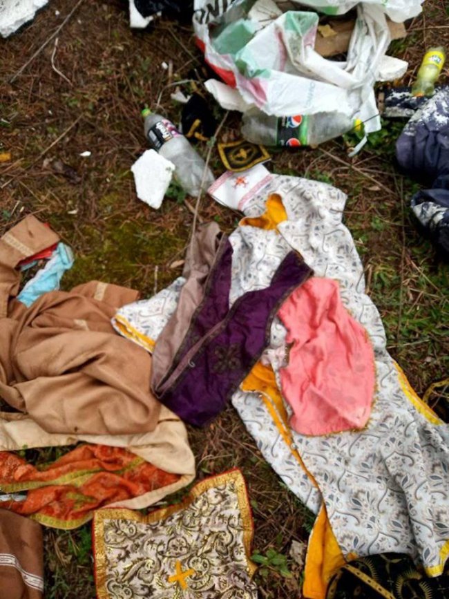 На Волині знайшли викинуте церковне вбрання. ФОТО