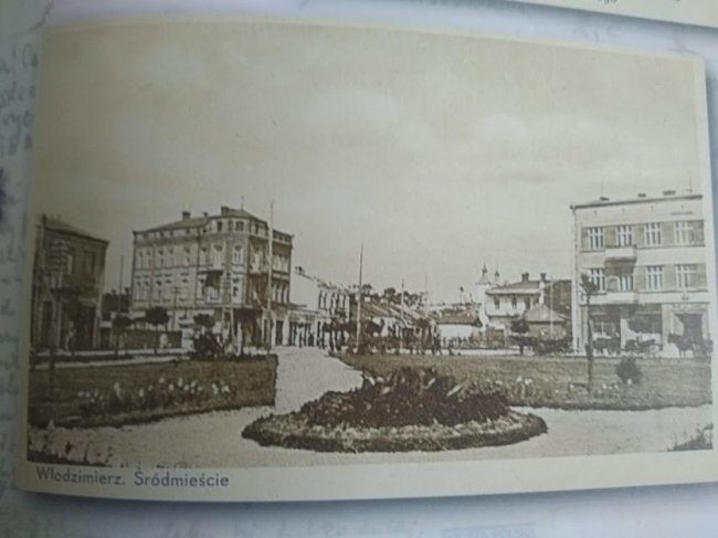 Заквітчаний сквер і будинок Гольштейнів