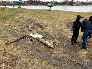 На Волині «на гарячому» спіймали злодія, який викопував з могил металеві рейки