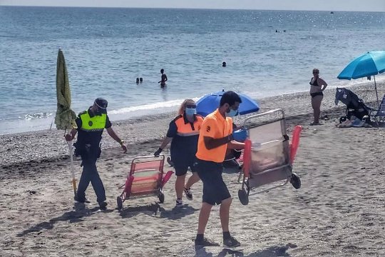 В Іспанії штрафують туристів, які лишають на пляжах свої речі, щоб «зарезервувати» місце. ФОТО