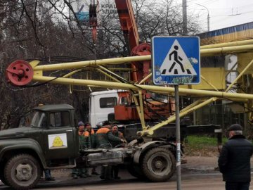 У Луцьку під мостом застряг будівельний кран. ФОТО
