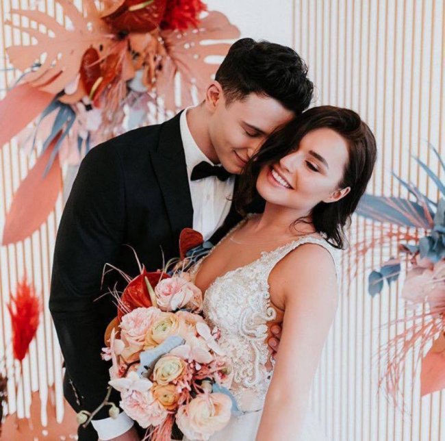 Переможниця «Холостяка» з Луцька «вийшла заміж» за відомого красунчика. ФОТО