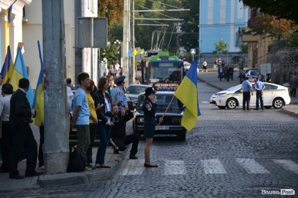 У Луцьку урочисто підняли Державнй Прапор. ФОТО