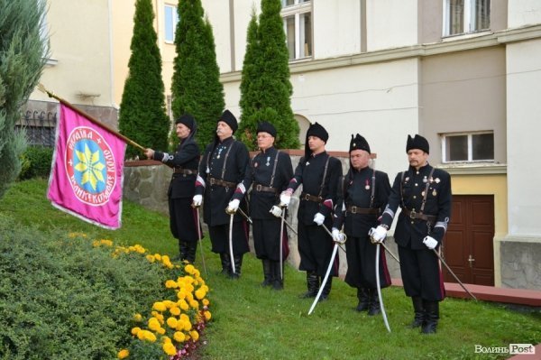 У Луцьку урочисто підняли Державнй Прапор. ФОТО