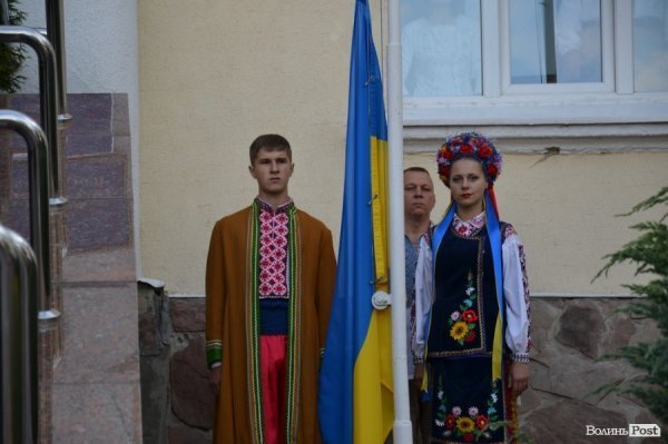У Луцьку урочисто підняли Державнй Прапор. ФОТО