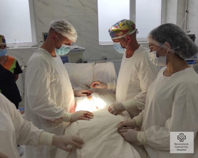 Волинські лікарі прооперували хлопця, що впав з електросамоката і травмувався. ФОТО 18+