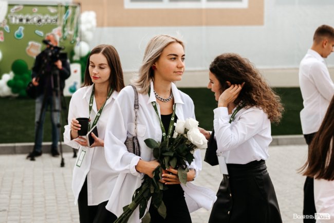 У новій локації і… з котом: як в інноваційній луцькій школі «ThinkGlobal» 1 вересня відзначали. ФОТО* 