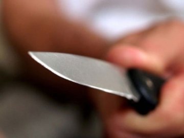 На Волині медики рятували жінку з ножовим пораненням