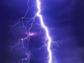 На Волині блискавка знищила дорогу