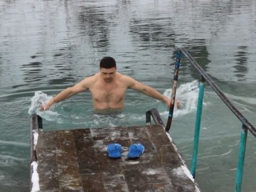 Водохреще у селі під Луцьком: купання та відганяння чортів під салюти