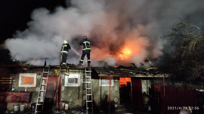 На Волині через коротке замикання електромережі горіли будинок і господарська споруда. ФОТО