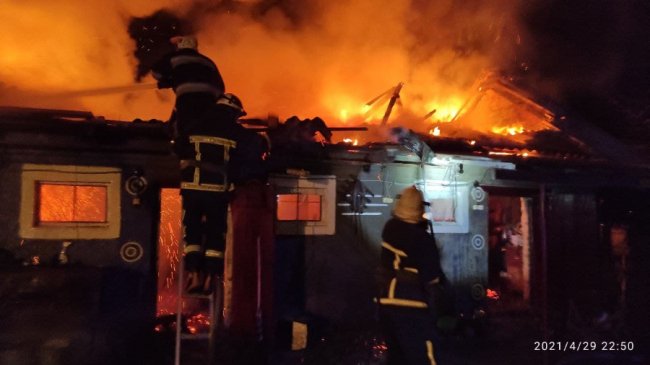 На Волині через коротке замикання електромережі горіли будинок і господарська споруда. ФОТО