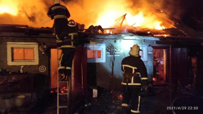 На Волині через коротке замикання електромережі горіли будинок і господарська споруда. ФОТО