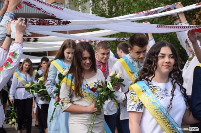 Емоції від драйву до сліз: останній дзвоник у луцькій школі №25. ФОТО