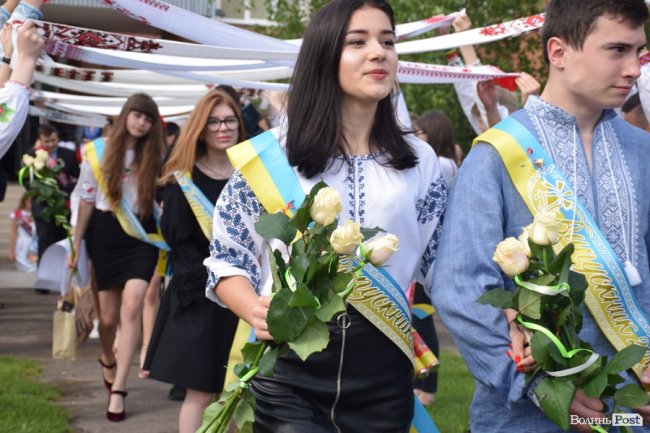 Емоції від драйву до сліз: останній дзвоник у луцькій школі №25. ФОТО