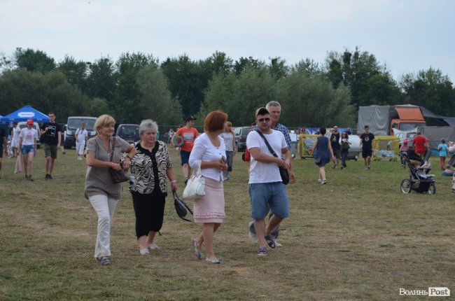 Не молоддю єдиною: як на «Бандерштаті» відпочивають «поважні» фестивальники. ФОТО 