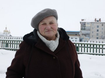 Бабуся з Волині в’яже шкарпетки для бійців