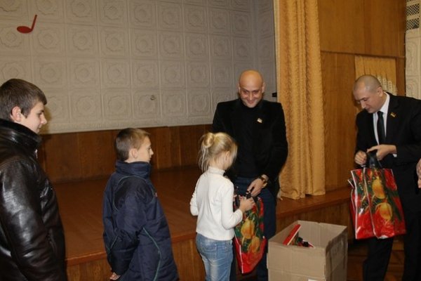 Луцькі депутати подарували школярам солодощі. ФОТО