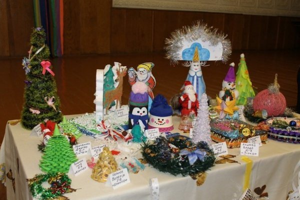 Луцькі депутати подарували школярам солодощі. ФОТО