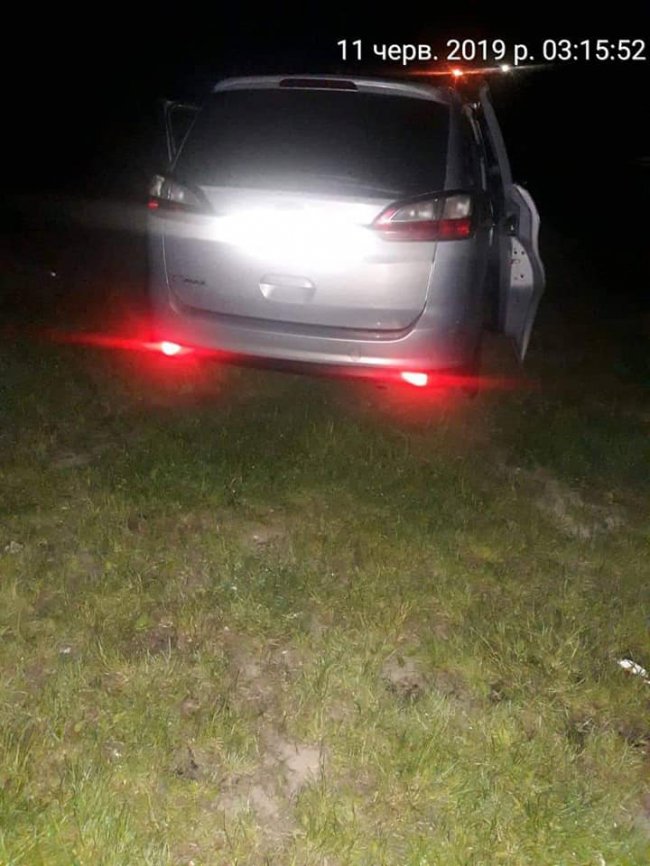 У Луцьку муніципали штрафують «автохамів», які паркуються на тротуарах і газонах