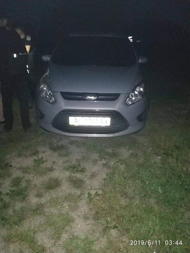 У Луцьку муніципали штрафують «автохамів», які паркуються на тротуарах і газонах