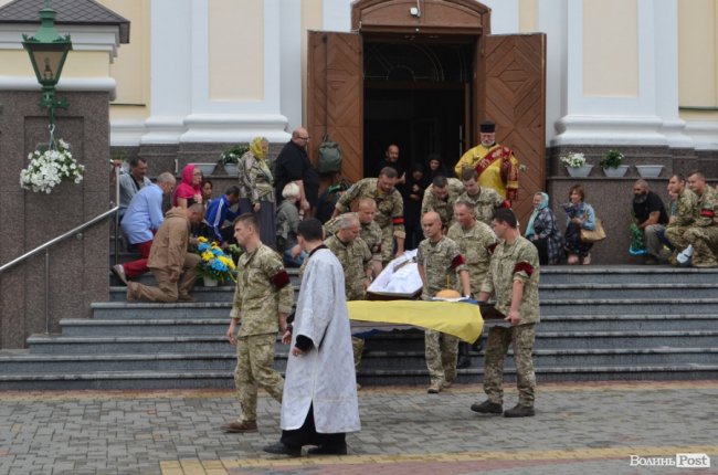 «Востаннє для тебе: слава Україні!»: Луцьк попрощався з Георгієм Ольховським. ФОТО